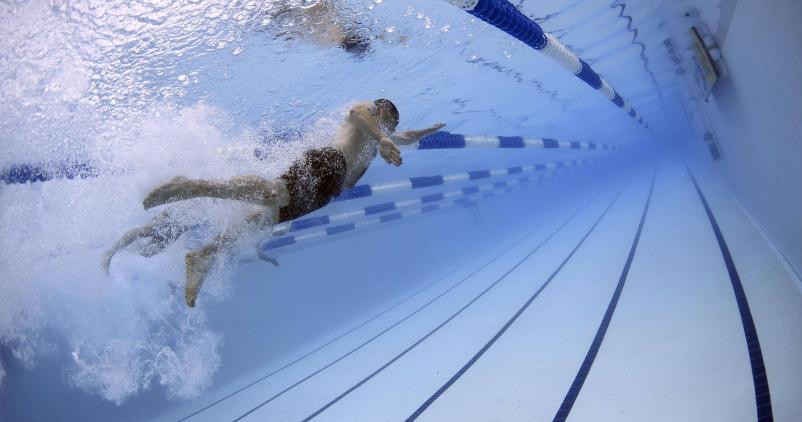 Bassin d'une piscine avec couloirs de nage