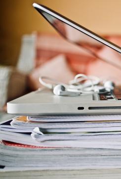 Pile de livres et ordinateur