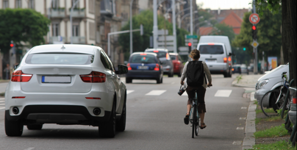 voiture et vélo sur la route